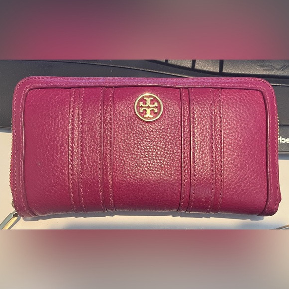 Tory Burch zip around wallet - Picture 1 of 5